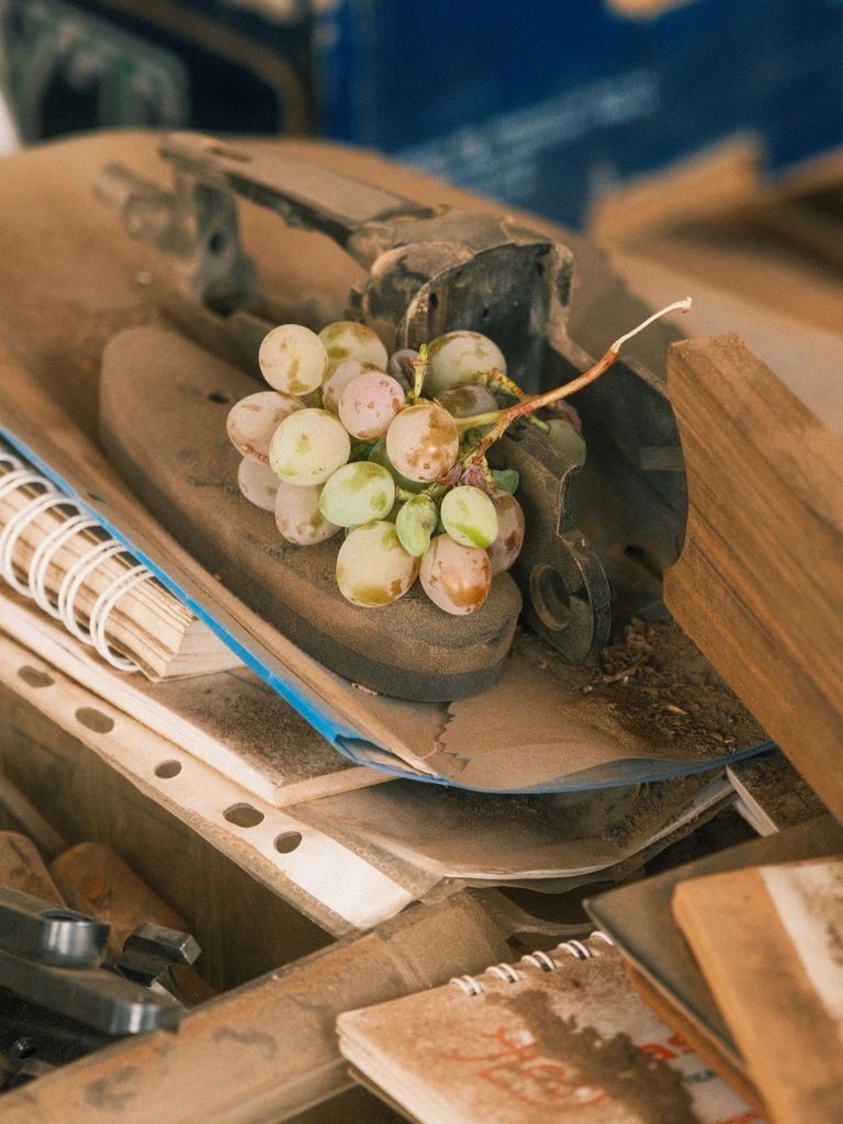 Sélection de fleurs françaises coupées à J-1 sur la table de l'atelier.