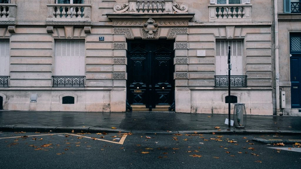Porte d'entrée de l'atelier-boutique au 27 rue de Charonne, Paris 11e.