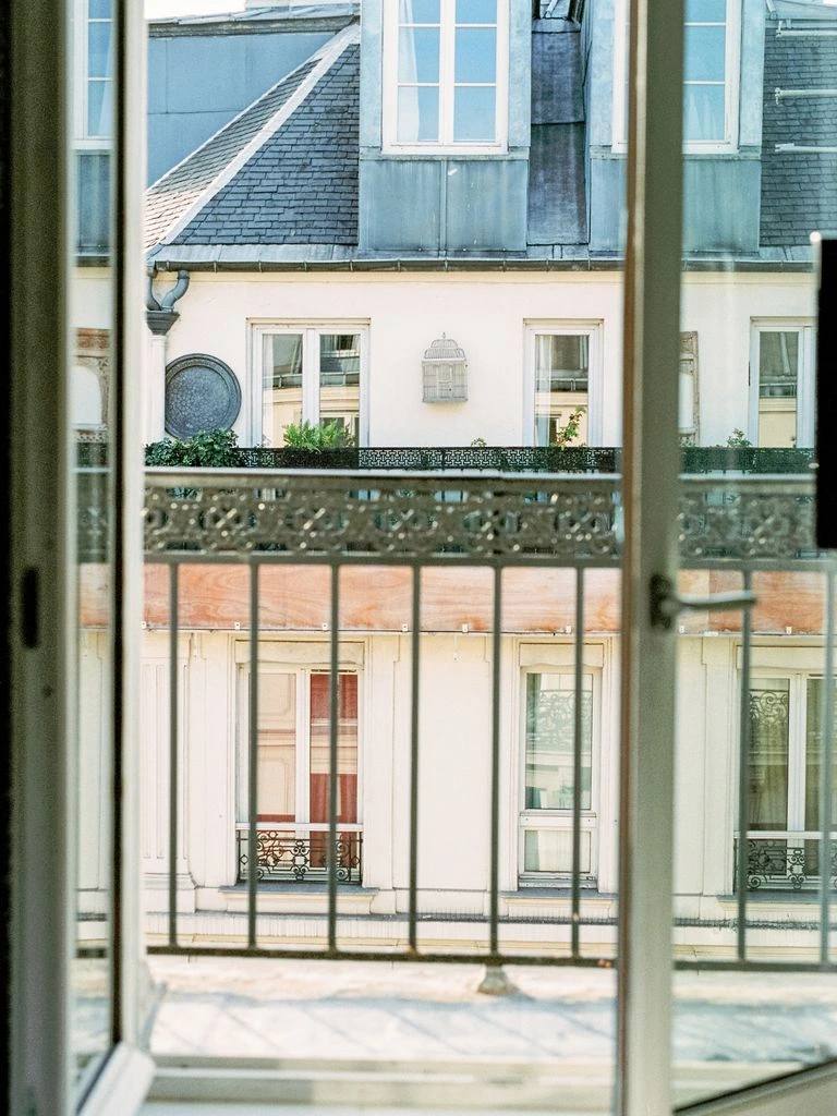 Salon haussmannien fleuri d'un bouquet d'abonnement résidentiel