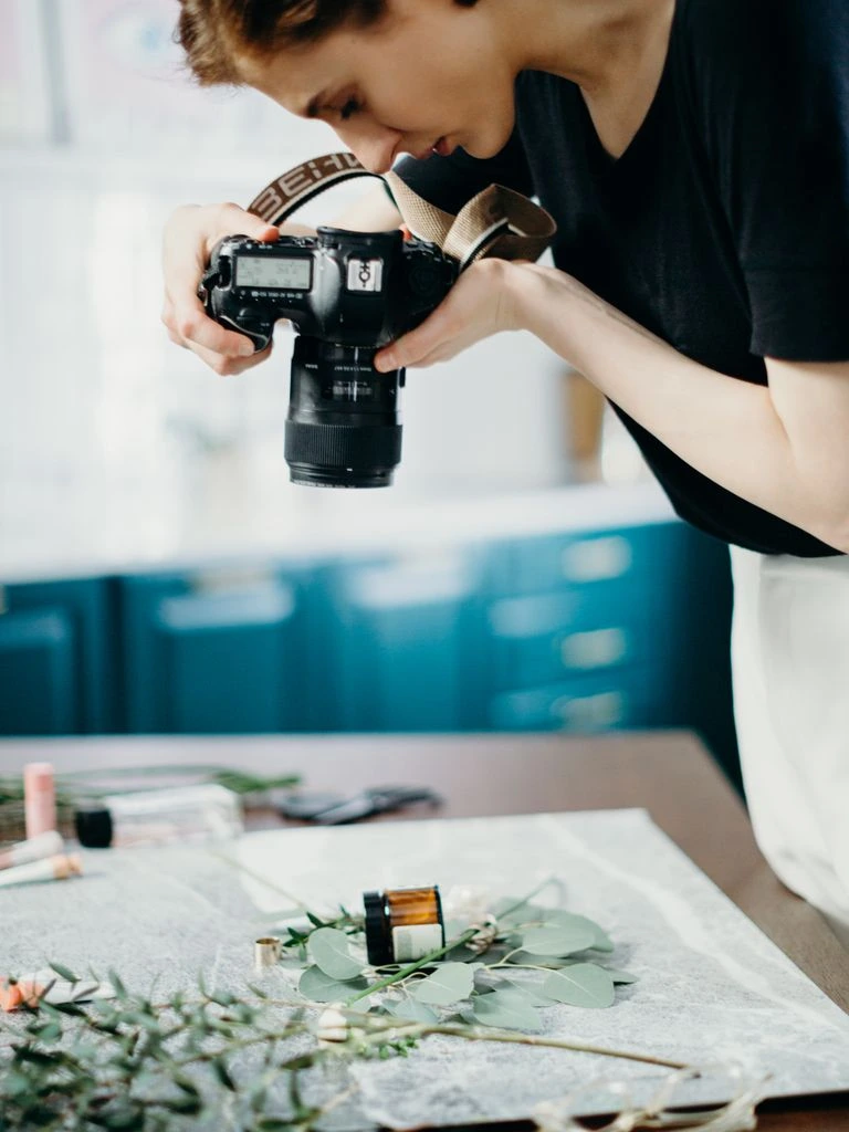 Scénographe de l'atelier composant un bouquet à la main, Paris 11e
