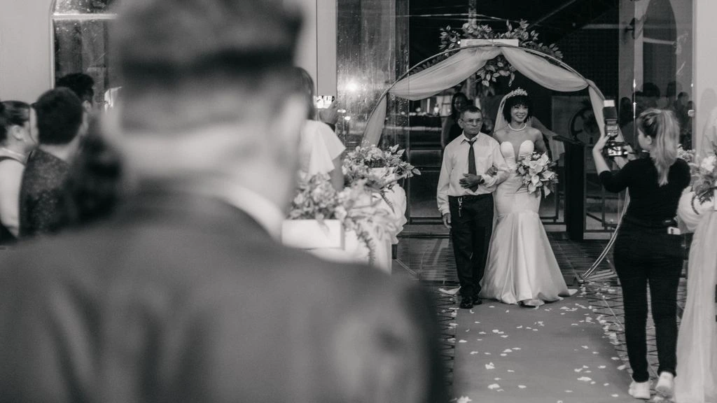 Arche florale de mariage réalisée dans un ballroom de palace parisien
