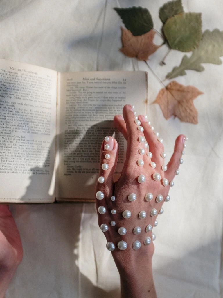 Bouquet de saison enveloppé dans un lin naturel, livré à Paris